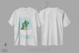 تیشرت سفید طرح دار تی رکس بازیگوش در وان حمام به رنگ سبز، هنر دیجیتال اثر بگ نوز ورک | immage.ir