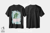 تیشرت مشکی طرح دار تی رکس بازیگوش در وان حمام به رنگ سبز، هنر دیجیتال اثر بگ نوز ورک | فروشگاه ایماژ