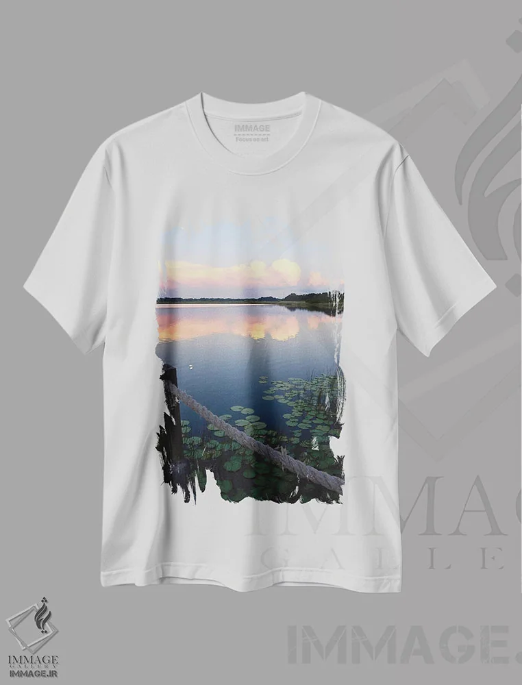 تیشرت سفید طرح دار غروب کنار دریاچه II، دکور کلبه و لژ اثر بروس ناوراکه | immage.ir