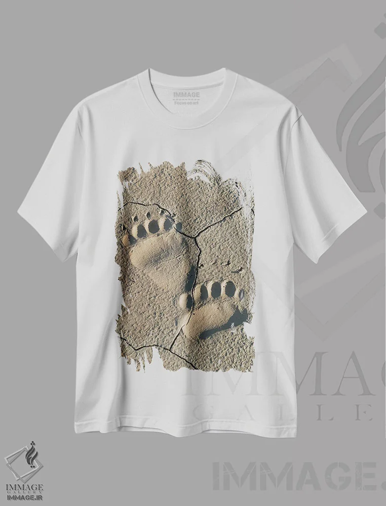 تیشرت سفید طرح دار ردپای خرس خاکستری ساحلی در پارک ملی لیک کلارک، آلاسکا، مدیوم اثر برندا ثارپ | فروشگاه ایماژ