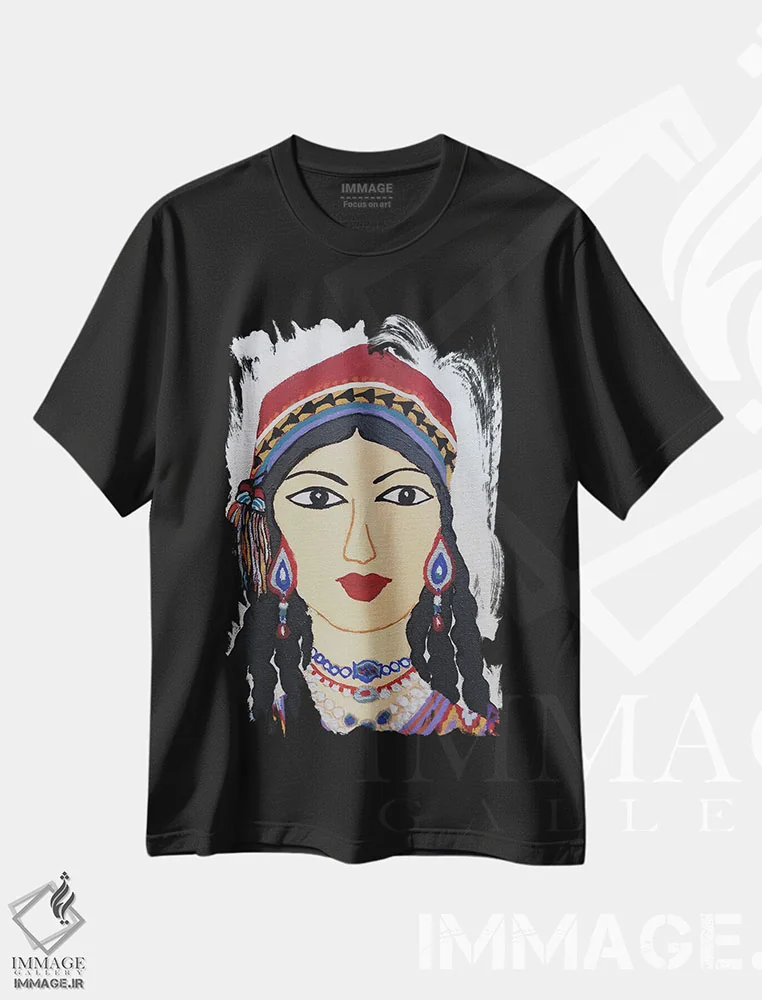تیشرت مشکی طرح دار دختر جوان از ازبکستان، دکور آسیایی اثر بریت بردال نیلسن | فروشگاه ایماژ