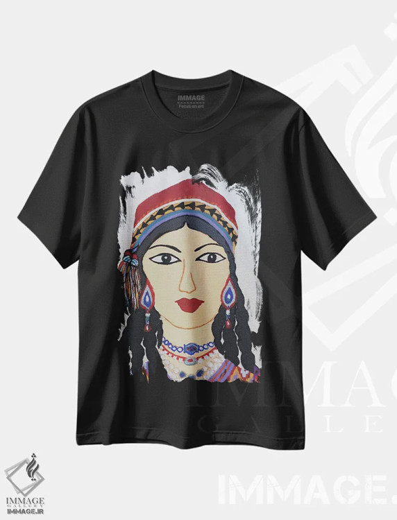 تیشرت مشکی طرح دار دختر جوان از ازبکستان، دکور آسیایی اثر بریت بردال نیلسن | فروشگاه ایماژ
