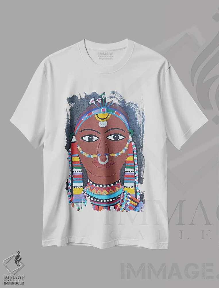 تیشرت سفید طرح دار زن ماسایی از کنیا، دکور آسیایی اثر بریت بردال نیلسن | فروشگاه ایماژ