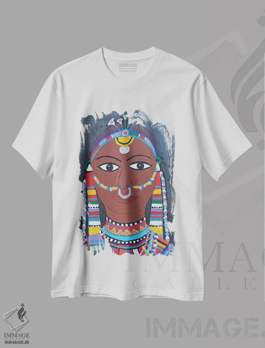 تیشرت سفید طرح دار زن ماسایی از کنیا، دکور آسیایی اثر بریت بردال نیلسن | فروشگاه ایماژ
