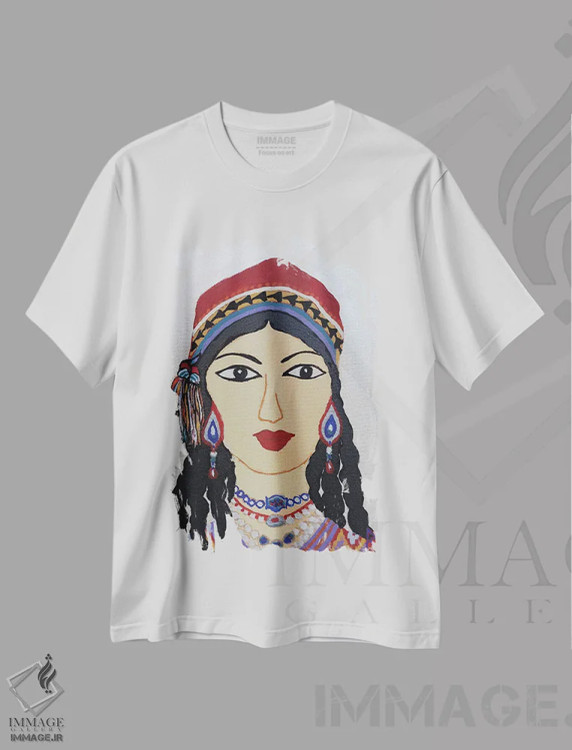 تیشرت سفید طرح دار دختر جوان از ازبکستان، دکور آسیایی اثر بریت بردال نیلسن | immage.ir