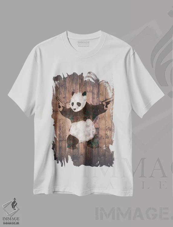 تیشرت سفید طرح دار پاندا با اسلحه روی آجرهای چوبی گرم، تزئینی اثر هنرمند ناشناس | immage.ir