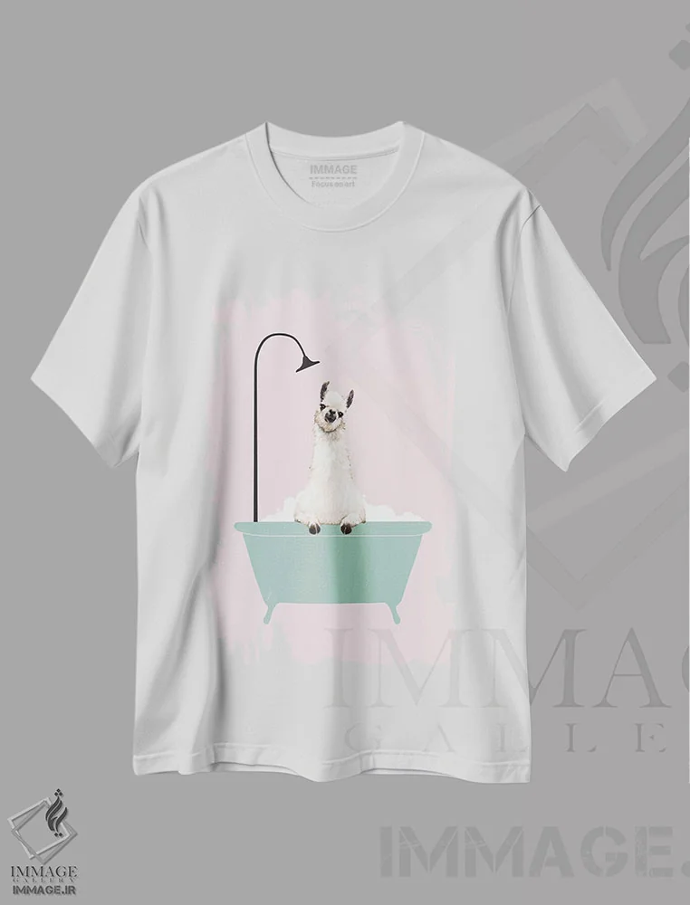 تیشرت سفید طرح دار لاما در حال لذت بردن از حمام کف، هنر دیجیتال اثر بگ نوز ورک | فروشگاه ایماژ