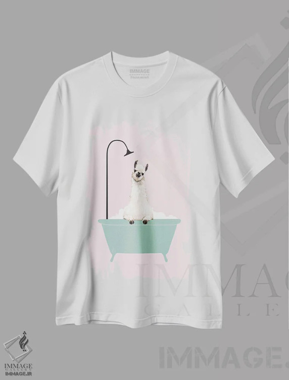 تیشرت سفید طرح دار لاما در حال لذت بردن از حمام کف، هنر دیجیتال اثر بگ نوز ورک | فروشگاه ایماژ