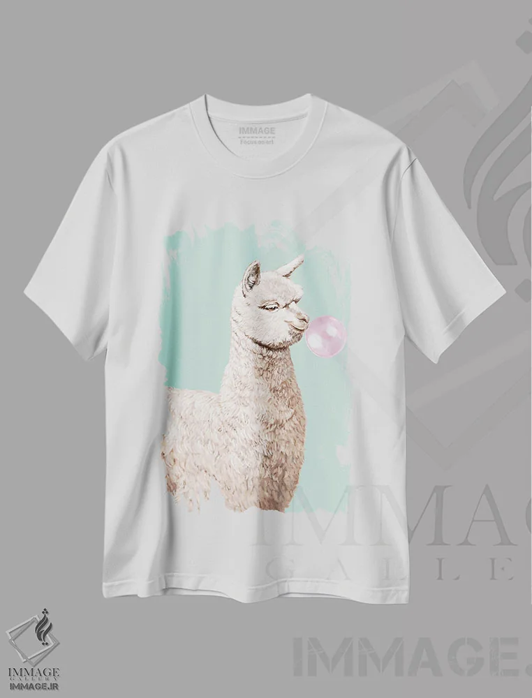 تیشرت سفید طرح دار آلپاکای بازیگوش در حال جویدن آدامس بادکنکی سبز، هنر دیجیتال اثر بگ نوز ورک | فروشگاه ایماژ