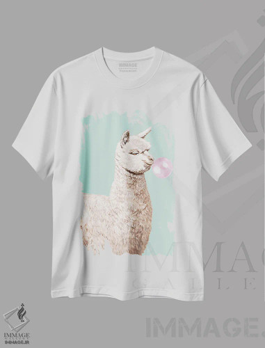 تیشرت سفید طرح دار آلپاکای بازیگوش در حال جویدن آدامس بادکنکی سبز، هنر دیجیتال اثر بگ نوز ورک | فروشگاه ایماژ