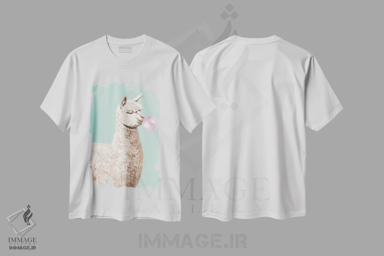 تیشرت سفید طرح دار آلپاکای بازیگوش در حال جویدن آدامس بادکنکی سبز، هنر دیجیتال اثر بگ نوز ورک | فروشگاه ایماژ