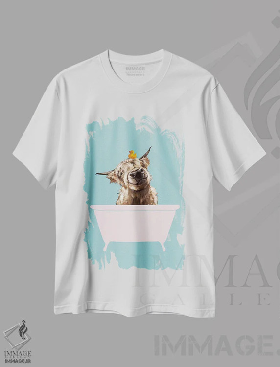 تیشرت سفید طرح دار گاو کوهستانی بازیگوش در وان حمام، هنر دیجیتال اثر بگ نوز ورک | immage.ir
