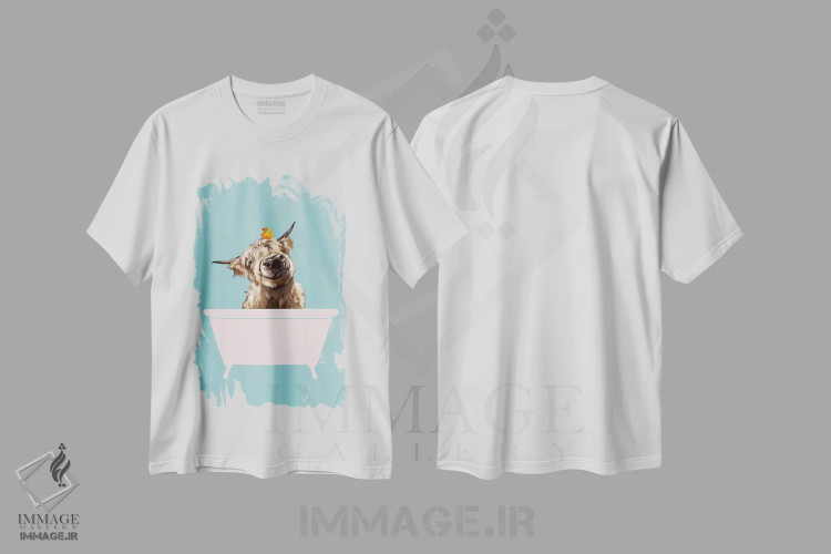 تیشرت سفید طرح دار گاو کوهستانی بازیگوش در وان حمام، هنر دیجیتال اثر بگ نوز ورک | immage.ir