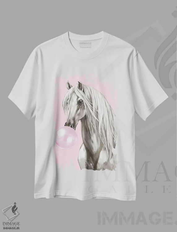 تیشرت سفید طرح دار اسب سفید با آدامس بادکنکی در رنگ صورتی، هنر دیجیتال اثر بگ نوز ورک | immage.ir