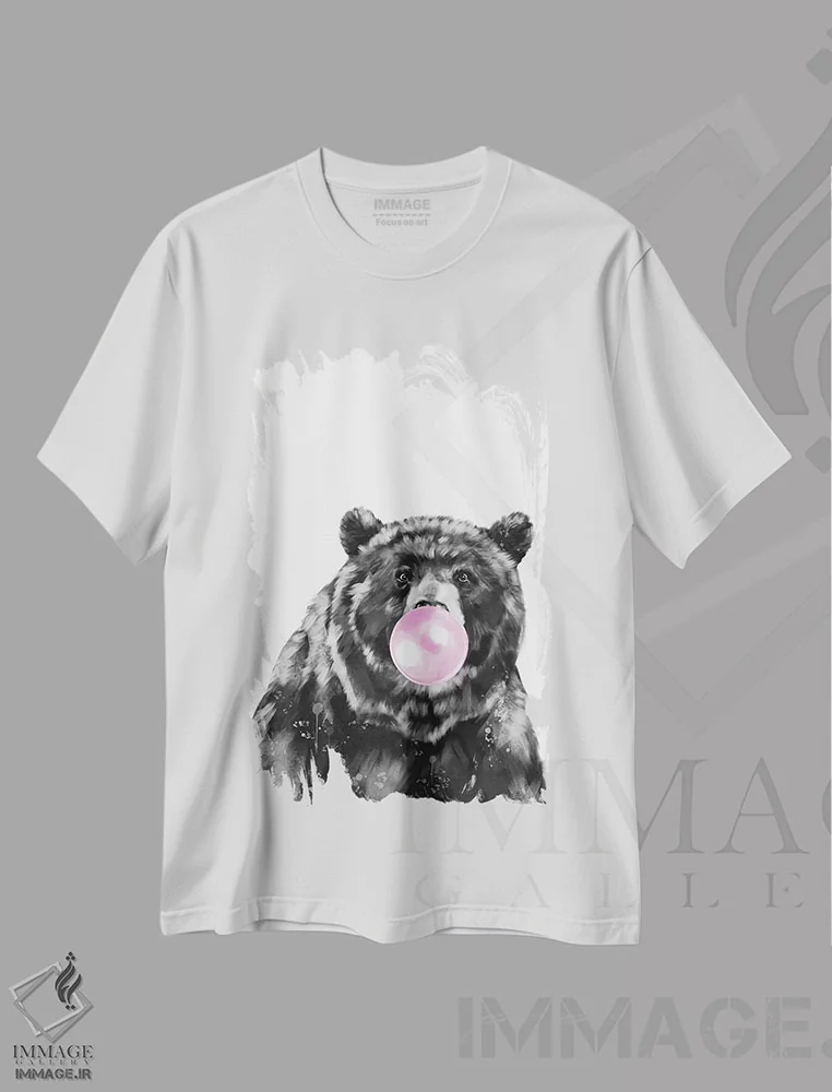 تیشرت سفید طرح دار خرس سیاه بزرگ با آدامس بادکنکی، هنر دیجیتال اثر بگ نوز ورک | فروشگاه ایماژ