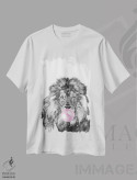 تیشرت سفید طرح دار شیر با آدامس بادکنکی، هنر دیجیتال اثر بگ نوز ورک | immage.ir