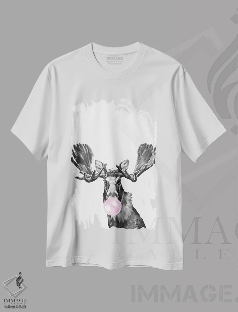 تیشرت سفید طرح دار گوزن شمالی با آدامس بادکنکی، هنر دیجیتال اثر بگ نوز ورک | فروشگاه ایماژ