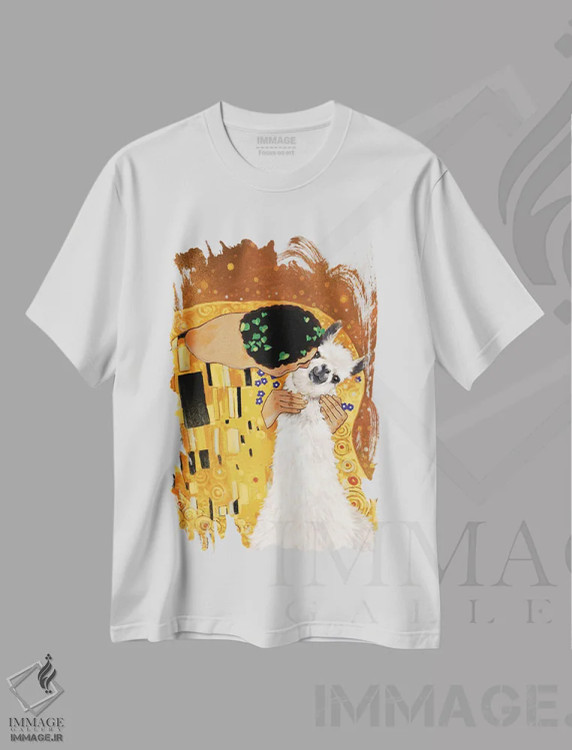 تیشرت سفید طرح دار بوسه لاما، هنر دیجیتال اثر بگ نوز ورک | immage.ir