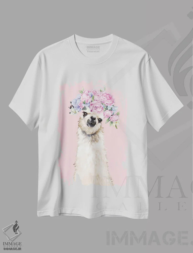 تیشرت سفید طرح دار لامای زیبا با تاج گل در رنگ صورتی، هنر دیجیتال اثر بگ نوز ورک | فروشگاه ایماژ