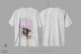 تیشرت سفید طرح دار پاگ زیبا با تاج گل به رنگ یاسی، هنر دیجیتال اثر بگ نوز ورک | immage.ir