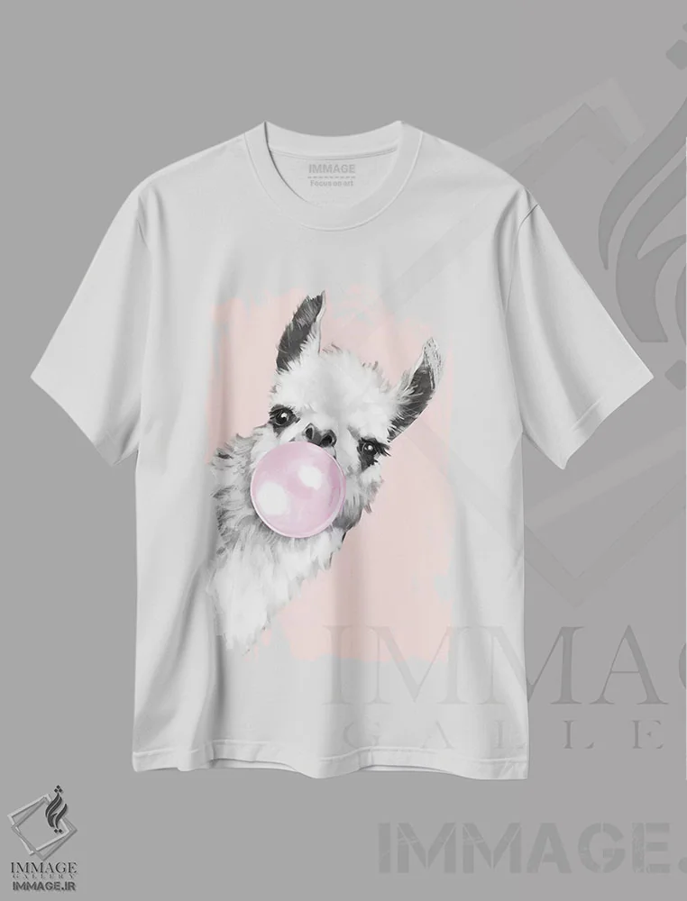 تیشرت سفید طرح دار لامای شیطان که آدامس بادکنکی در رنگ صورتی فوت می کند، تزئینی اثر بگ نوز ورک | فروشگاه ایماژ
