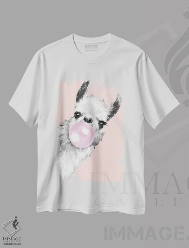 تیشرت سفید طرح دار لامای شیطان که آدامس بادکنکی در رنگ صورتی فوت می کند، تزئینی اثر بگ نوز ورک | فروشگاه ایماژ