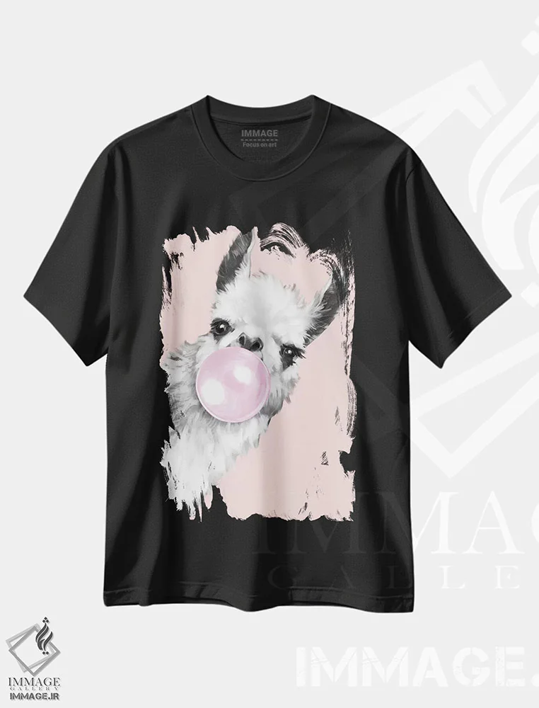 تیشرت مشکی طرح دار لامای شیطان که آدامس بادکنکی در رنگ صورتی فوت می کند، تزئینی اثر بگ نوز ورک | immage.ir