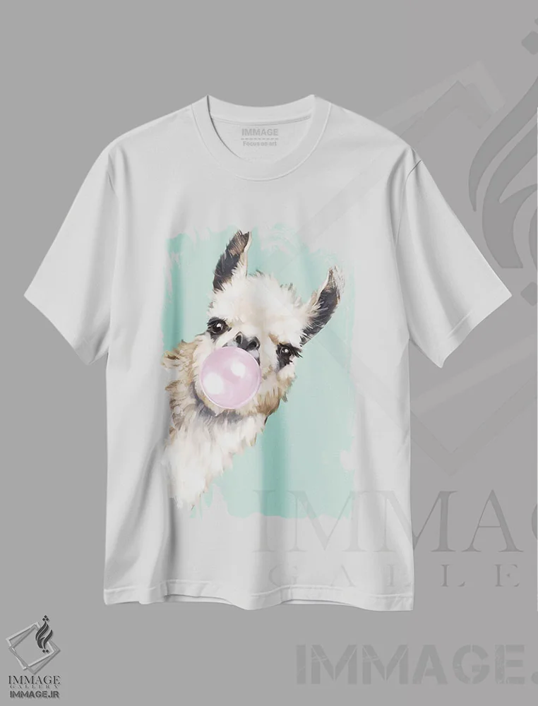 تیشرت سفید طرح دار لامای شیطان که آدامس بادکنکی در رنگ سبز فوت می کند، تزئینی اثر بگ نوز ورک | immage.ir