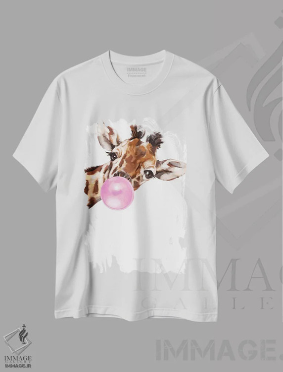تیشرت سفید طرح دار زرافه شیطان که آدامس بادکنکی فوت می کند، تزئینی اثر بگ نوز ورک | immage.ir