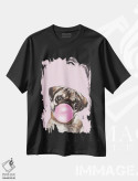 تیشرت مشکی طرح دار پاگ در حال فوت کردن آدامس بادکنکی در رنگ صورتی، تزئینی اثر بگ نوز ورک | immage.ir