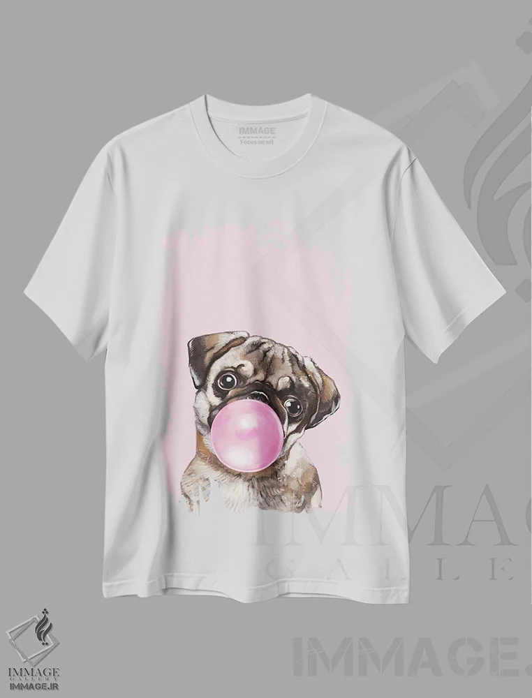 تیشرت سفید طرح دار پاگ در حال فوت کردن آدامس بادکنکی در رنگ صورتی، تزئینی اثر بگ نوز ورک | فروشگاه ایماژ