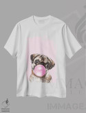 تیشرت سفید طرح دار پاگ در حال فوت کردن آدامس بادکنکی در رنگ صورتی، تزئینی اثر بگ نوز ورک | فروشگاه ایماژ