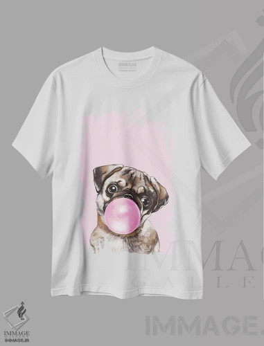 تیشرت سفید طرح دار پاگ در حال فوت کردن آدامس بادکنکی در رنگ صورتی، تزئینی اثر بگ نوز ورک | فروشگاه ایماژ