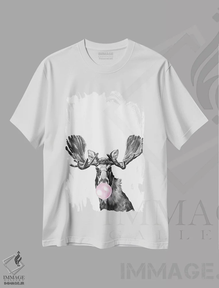 تیشرت سفید طرح دار گوزن شمالی با آدامس بادکنکی، هنر دیجیتال اثر بگ نوز ورک | immage.ir