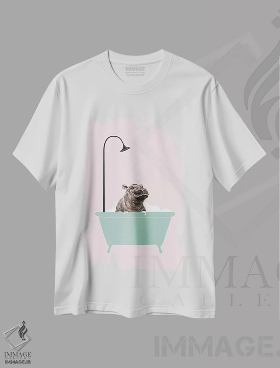 تیشرت سفید طرح دار اسب آبی در وان حمام، هنر دیجیتال اثر بگ نوز ورک | immage.ir