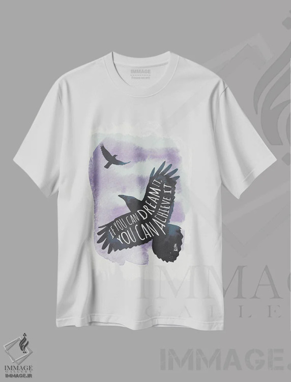 تیشرت سفید طرح دار Achieve It,رویاپردازی کن، به دستش آور، دکور کلبه و لژ اثر ۳۳ استخوان شکسته | immage.ir