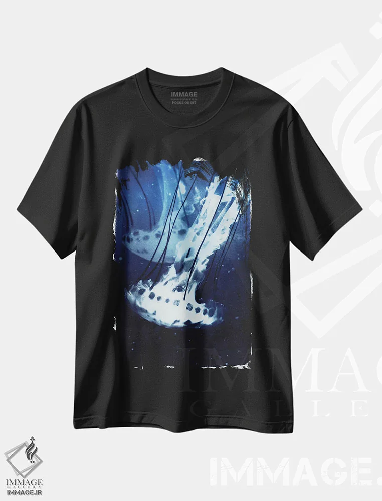 تیشرت مشکی طرح دار عروس دریایی نیلی، هنر دیجیتال اثر ۳۳ استخوان شکسته | immage.ir