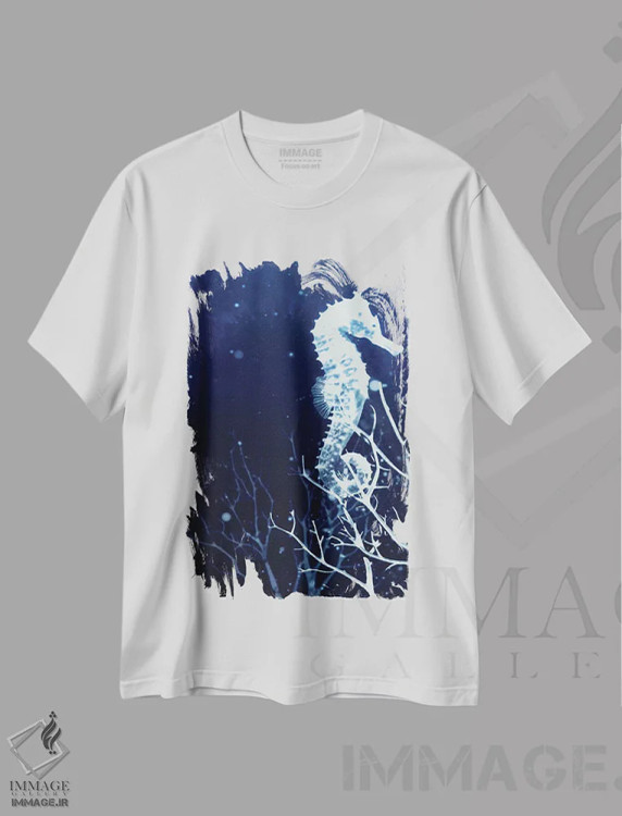 تیشرت سفید طرح دار اسب دریایی نیلی، دکور ساحلی اثر ۳۳ استخوان شکسته | فروشگاه ایماژ