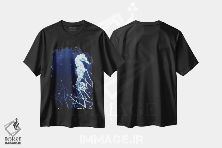 تیشرت مشکی طرح دار اسب دریایی نیلی، دکور ساحلی اثر ۳۳ استخوان شکسته | immage.ir