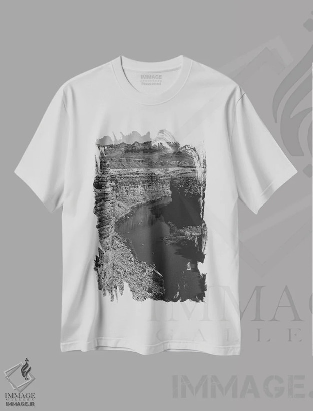 تیشرت سفید طرح دار دره گراند کانیون XV، عکاسی سیاه و سفید اثر ۳۳ استخوان شکسته | فروشگاه ایماژ