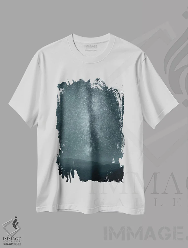 تیشرت سفید طرح دار شعله های ابدی، عکاسی سیاه و سفید اثر آدریان بوردَا | immage.ir