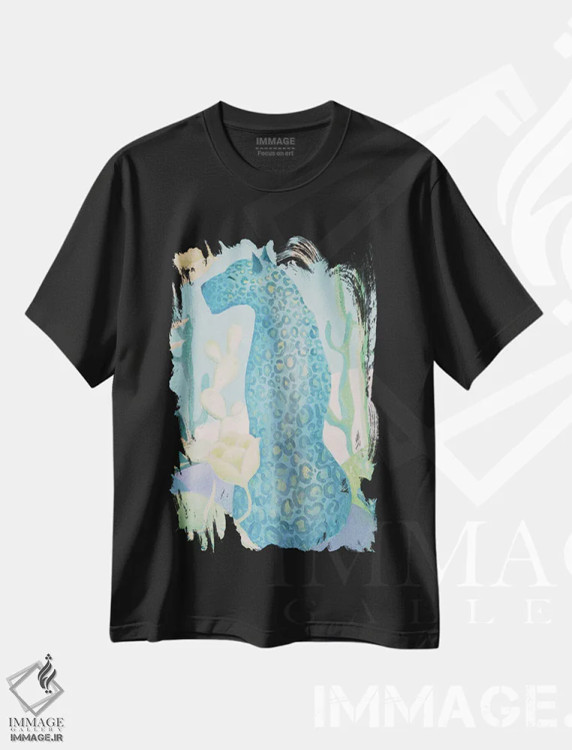 تیشرت مشکی طرح دار پلنگ آبی در ساوانا، دکور معاصر اثر داریا بوریسووا | فروشگاه ایماژ