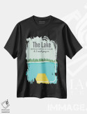 تیشرت مشکی طرح دار دریاچه آرام و ساکت است، دکور کلبه و لژ اثر پرینت های بنتون پارک | immage.ir