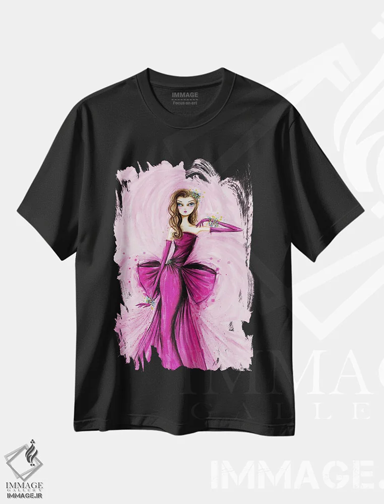 تیشرت مشکی طرح دار ستارهٔ کوچک با لباسی به رنگ سرخابی، مدیوم اثر بلا پیلار | immage.ir