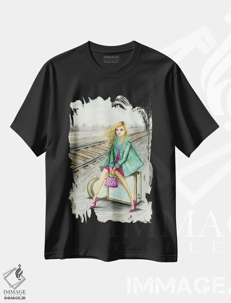 تیشرت مشکی طرح دار لولو منتظر کنار ریل قطار اثر بلا پیلار | immage.ir