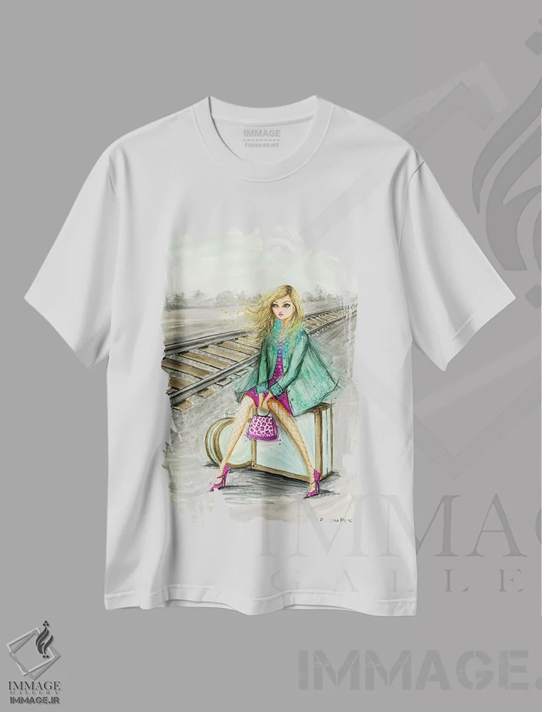 تیشرت سفید طرح دار لولو منتظر کنار ریل قطار اثر بلا پیلار | فروشگاه ایماژ