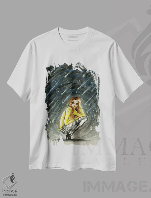 تیشرت سفید طرح دار میراء زیر شهاب ها، دست نقاشی و طراحی دستی اثر بلا پیلار | فروشگاه ایماژ