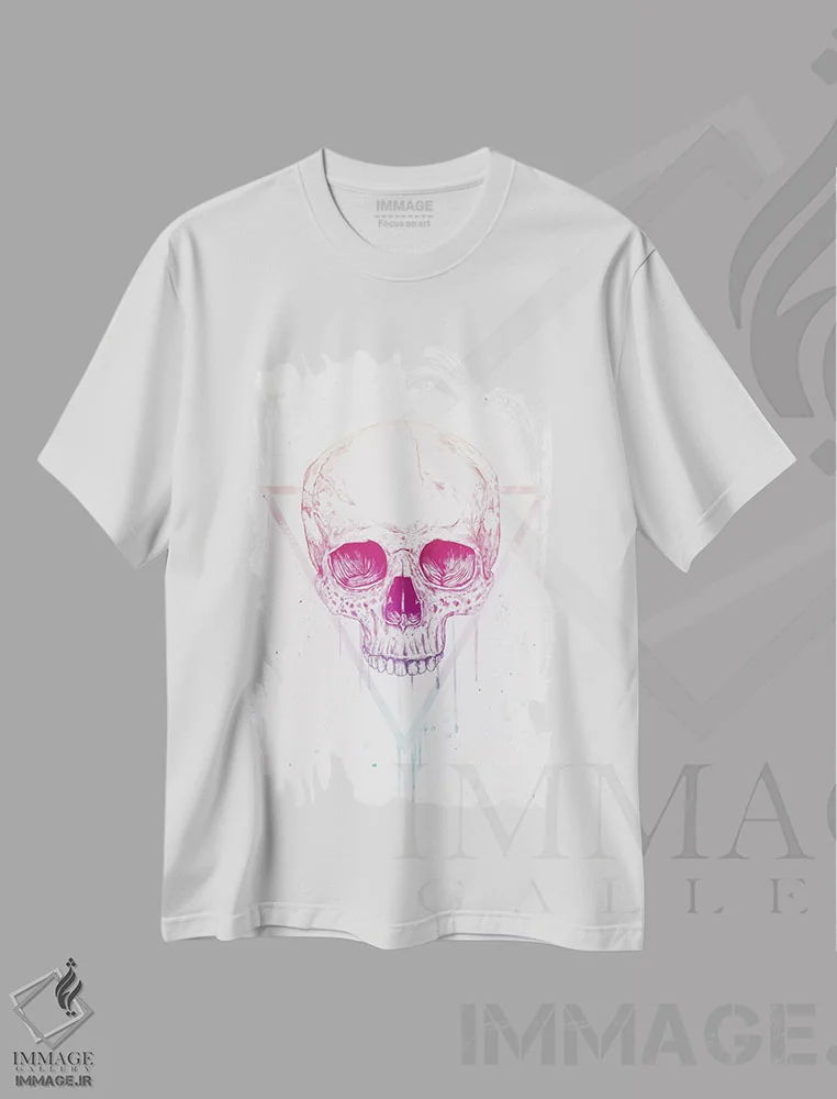 تیشرت سفید طرح دار جمجمه در مثلث، هنر دیجیتال اثر بالازس شولتی | immage.ir