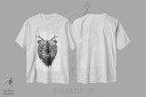 تیشرت سفید طرح دار خرس عصبانی با شاخ گوزن، دکوراسیون جایگزین اثر بالازس شولتی | فروشگاه ایماژ