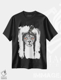 تیشرت مشکی طرح دار شیر جنگجو، هنر دیجیتال سیاه و سفید اثر بالازس شولتی | فروشگاه ایماژ